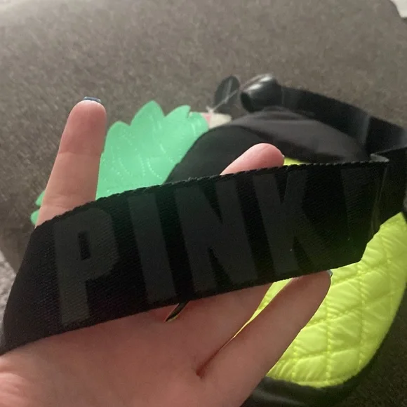 New with tags VS pineapple bag - Picture 3 of 5